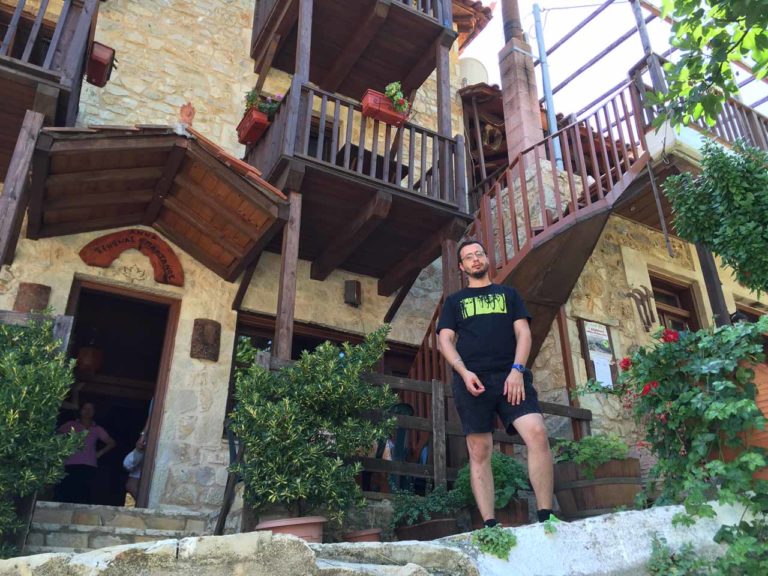 ΓΙΑΝΝΗΣ ΑΝΤΩΝΙΟΥ: Ο Θεολόγος που έφυγε από την Αθήνα και πρόκοψε στον Πλάτανο Κυνουρίας