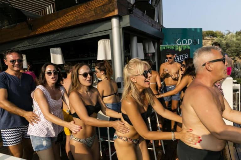 Godai: «Ρίχνοντας πόρτα» στην μιζέρια και την κρίση