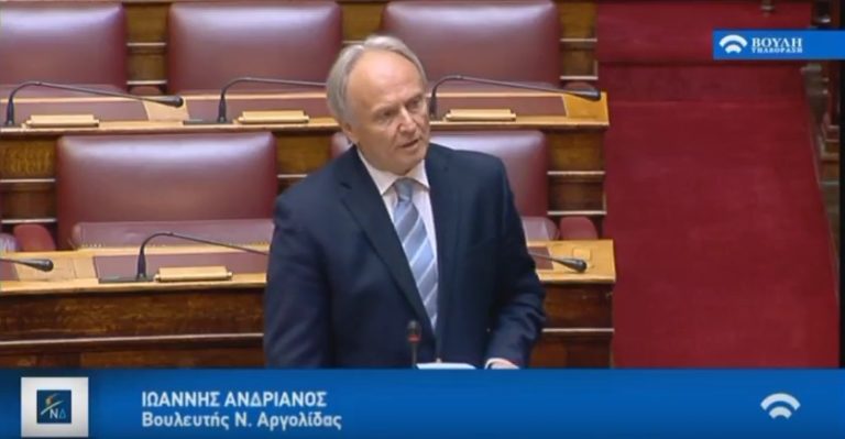 Ο Γιάννης Ανδριανός στη Βουλή ως εισηγητής νομοσχέδιο για τη διερεύνηση αεροπορικών και σιδηροδρομικών ατυχημάτων