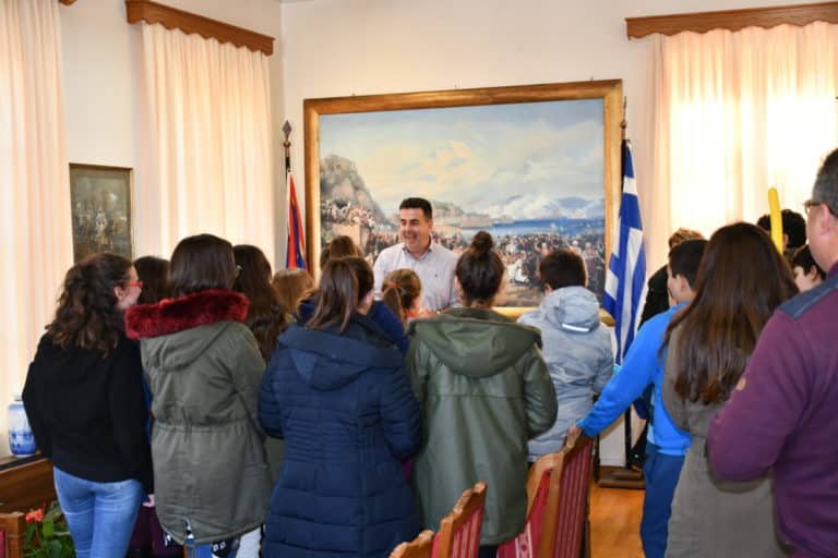 Τα έψαλλαν οι μαθητές του 6ου Δημοτικού σχολείου στο Δ. Κωστούρο