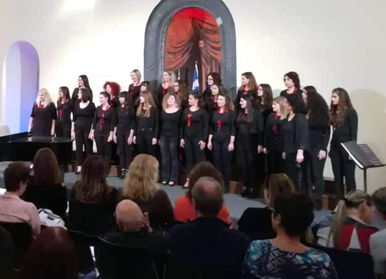 Η χορωδία Τρίπολης με χρώμα ασημί