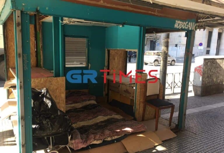 Ζευγάρι αστέγων μετέτρεψαν περίπτερο σε δωμάτιο…