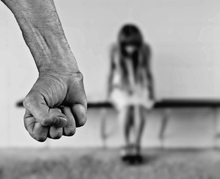 Κρεμάλες στους βιαστές και όσους ενοχοποιούν τα θύματα βιασμών