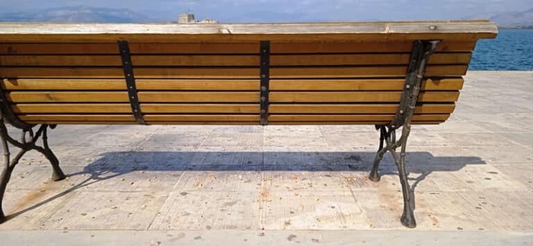 Ναύπλιο: Τα ξηροκάρπια, το παγκάκι, η σκούπα και το φαράσι…