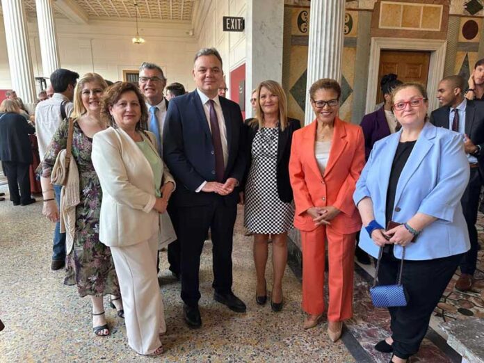 Ο Διδασκάλου στα εγκαίνια έκθεσης στο Λος Άντζελες