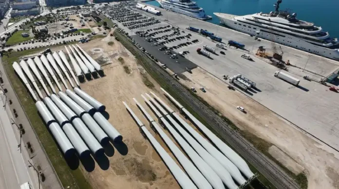 ανεμογεννήτριες στο λιμάνι Ναυπλίου