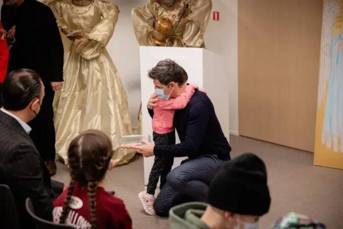 ΕΛΠΙΔΑ: Χριστουγεννιάτικη έκπληξη για τα παιδιά με Σάκη Ρουβά