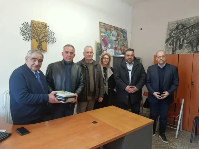 Επιμελητήριο Αρκαδίας: Δωρεά απινιδωτή στο 1ο Ε.Κ. Τρίπολης