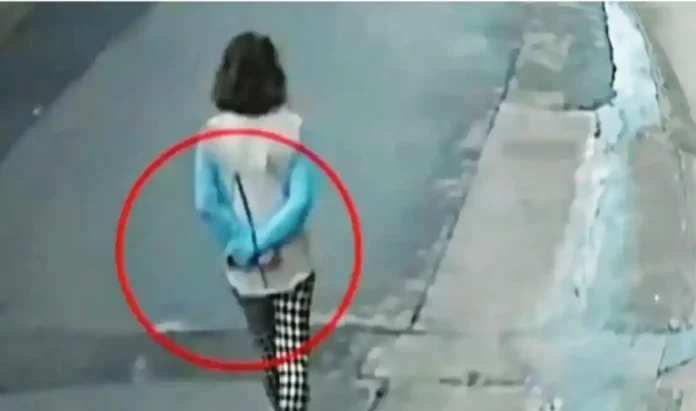 ΔΕΜΕΝΗ ΓΥΝΑΙΚΑ ΠΙΣΘΑΓΚΩΝΑ