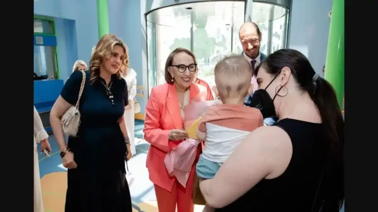 Η Rebeca Grynspan με την Πρόεδρο του Σωματείου ΕΛΠΙΔΑ, Χριστιάννα Β. Βαρδινογιάννη, στο Ογκολογικό Νοσοκομείο Παίδων.