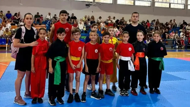 Η νεανική αγωνιστική ομάδα του συλλόγου Choy Lee Fut με τα μετάλλια στην Κόρινθο