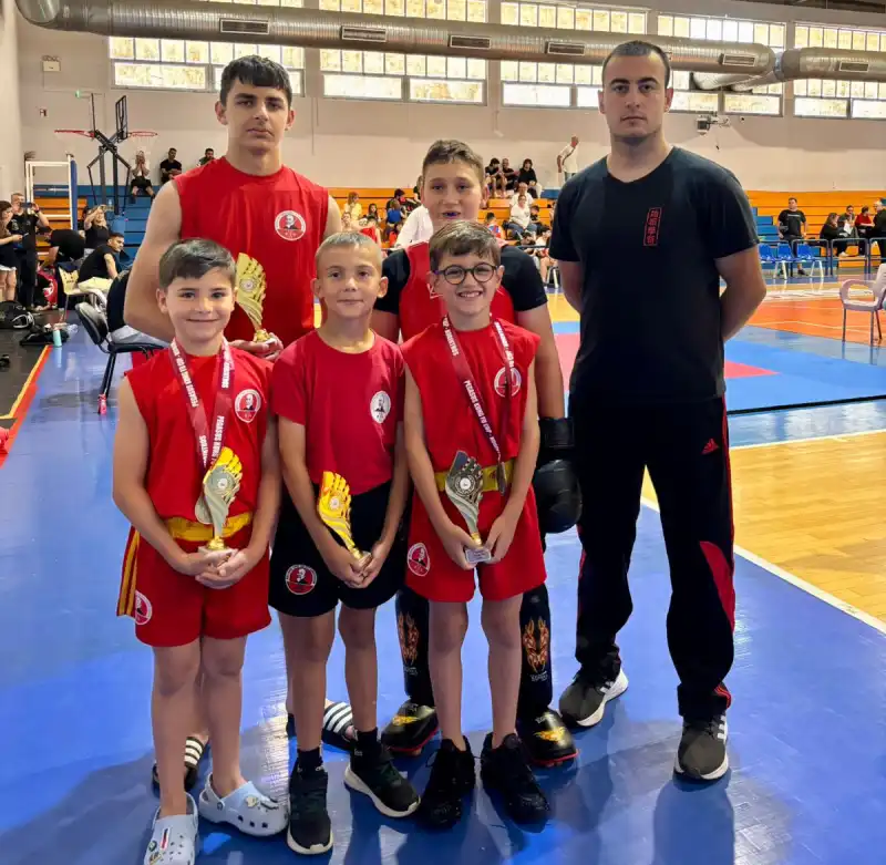 Η νεανική αγωνιστική ομάδα του συλλόγου Choy Lee Fut με τα μετάλλια στην Κόρινθο