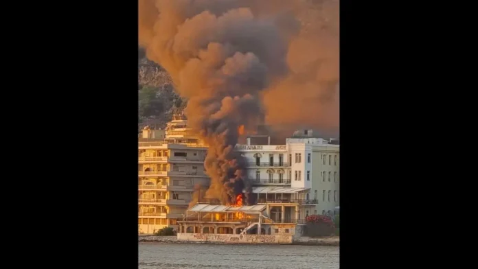 Μαύροι καπνοί από τη φωτιά στο εγκαταλελειμμένο ξενοδοχείο Palace στο Λουτράκι