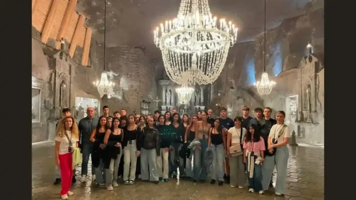 Οι μαθητές του 1ου ΓΕΛ Ναυπλίου κατά την ξενάγησή τους στα εντυπωσιακά Αλατωρυχεία της Βιελίτσκα στην Πολωνία.
