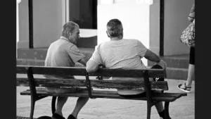 ΔΥΟ ΜΕΣΗΛΙΚΕΣ ΣΕ ΕΝΑ ΠΑΓΚΑΚΙ ΣΥΖΗΤΟΥΝ