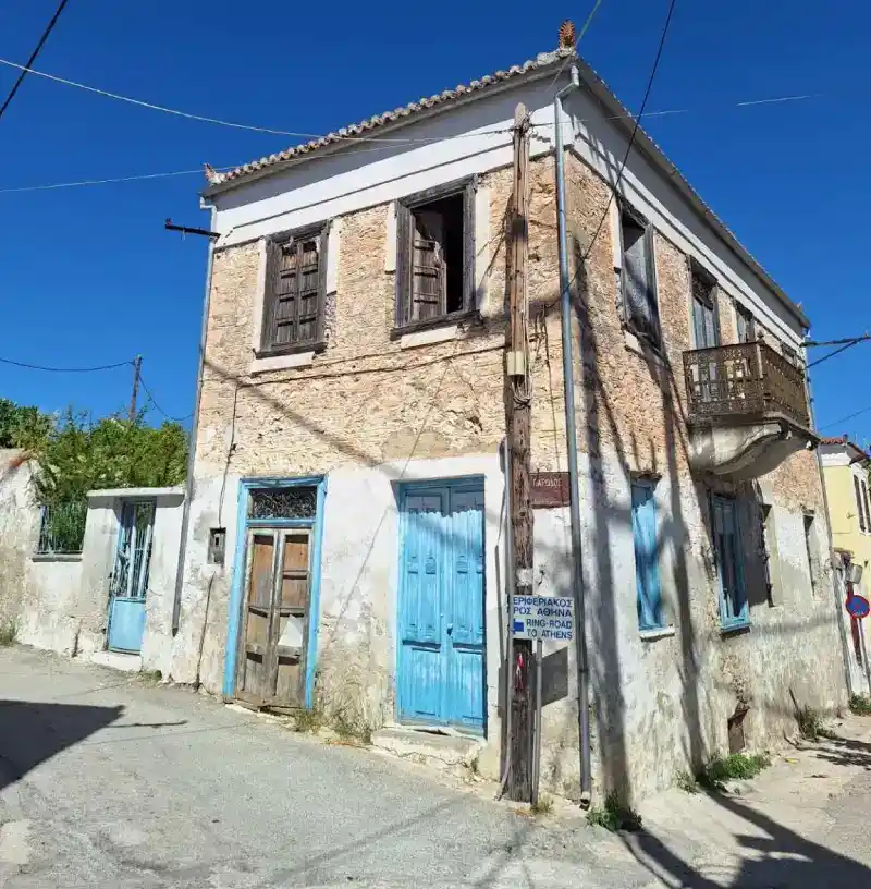 Το ιστορικό κτίριο της πρώην οικίας Κωνσταντίνου Δημότση ή Έλληνα στο Κρανίδι Ερμιονίδας.