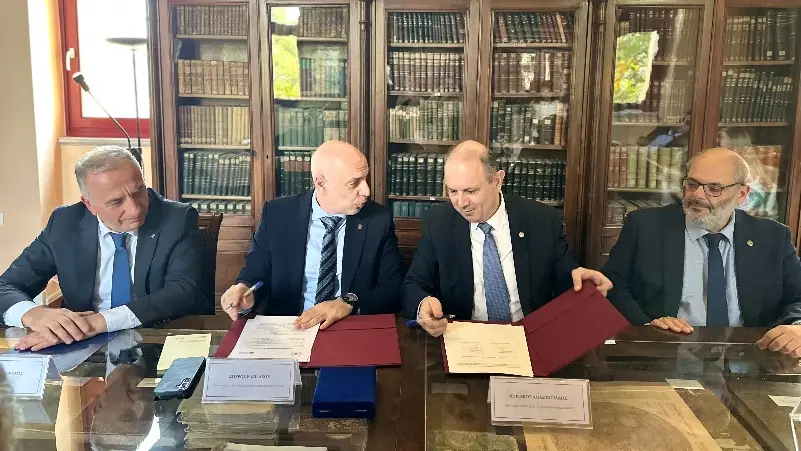 Η υπογραφή του μνημονίου συνεργασίας μεταξύ ΕΑΑ και ΑΠΘ από τους Κυριάκο Αναστασιάδη και Σπυρίδωνα Βασιλάκο