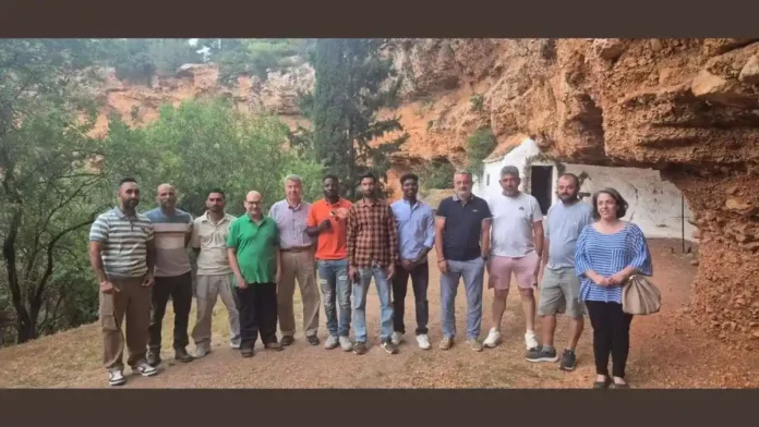 sde-kranidi-dolines Ο καθηγητής και δημοτικός σύμβουλος Τάσος Λάμπρου με μαθητές του ΣΔΕ Κρανιδίου στις Δολίνες Διδύμων