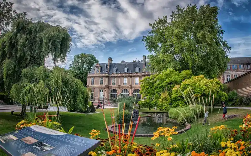 Το κτήριο των ιστορικών αρχείων της Abbeville Hôtel d’Emonville στη Γαλλία