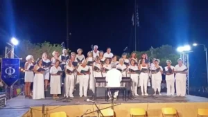 Χορωδίες στη σκηνή κατά το 1ο Χορωδιακό Φεστιβάλ Πορτοχελίου