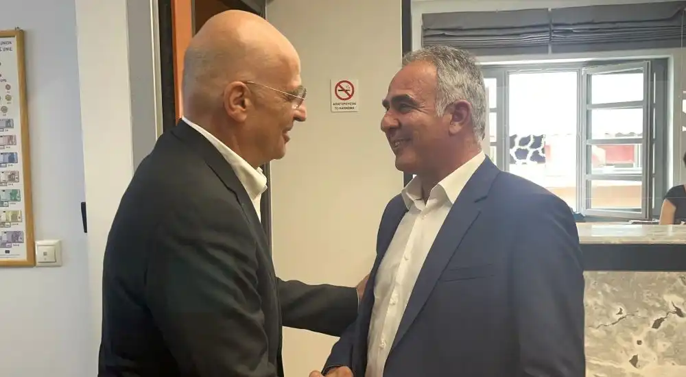 Ο Πρόεδρος του Επιμελητηρίου Αρκαδίας Γιάννης Τρουπής με τον Υπουργό Εθνικής Άμυνας Νίκο Δένδια στην Τρίπολη