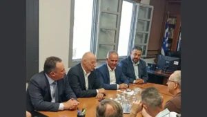 Ο Πρόεδρος του Επιμελητηρίου Αρκαδίας Γιάννης Τρουπής με τον Υπουργό Εθνικής Άμυνας Νίκο Δένδια στην Τρίπολη