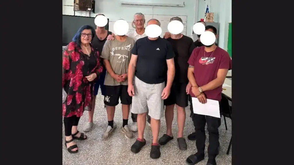 Ο Βαγγέλης Θεοδωρόπουλος και η Άλκηστις Κοντογιάννη με συμμετέχοντες του προγράμματος στο Σωφρονιστικό Κατάστημα.
