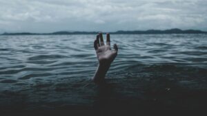 ενα χερι βγαινει απ τη θαλλασα καποιος που πνιγεται