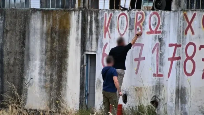 δυο αστυνομικοι περισυλλεγουν σφαιρες στο Αργος