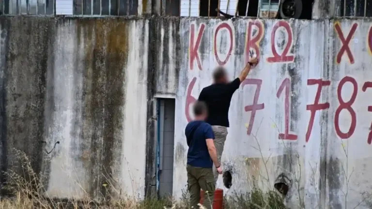 δυο αστυνομικοι περισυλλεγουν σφαιρες στο Αργος